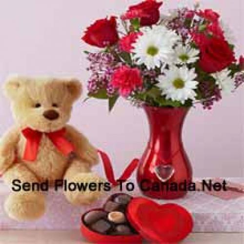 Rosen und Gerberas mit niedlichem Teddy und Schokolade